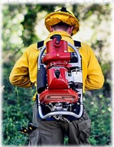 pompiere con motopompa in spalla